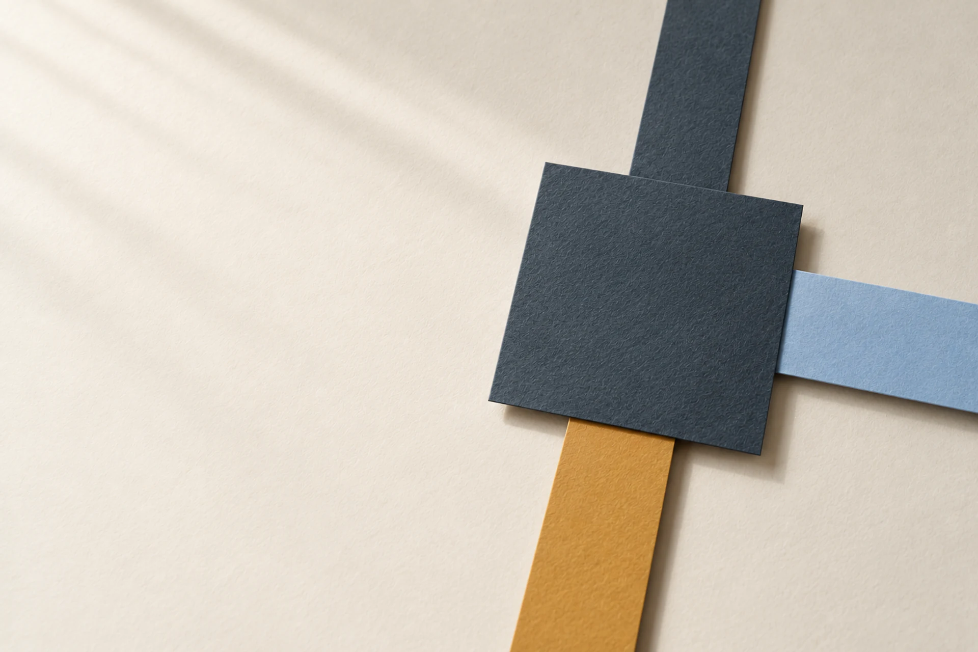 Auf warmweißem Papier führen drei Papierstreifen von oben, rechts und unten unter dasselbe dunkelblaugraue Blatt.
