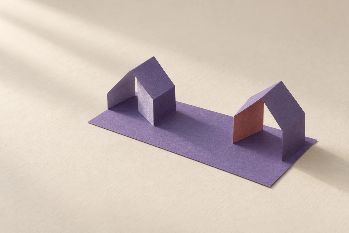 Una misma hoja violeta forma dos estructuras independientes que comparten una base.